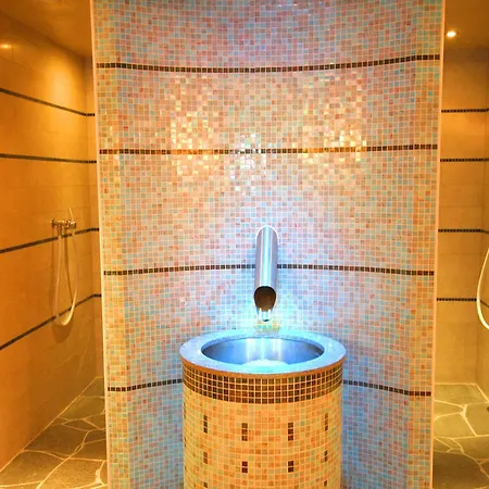 Kajetansbruecke מלון